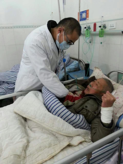 梁伟军医生在给病人检查身体_副本.png